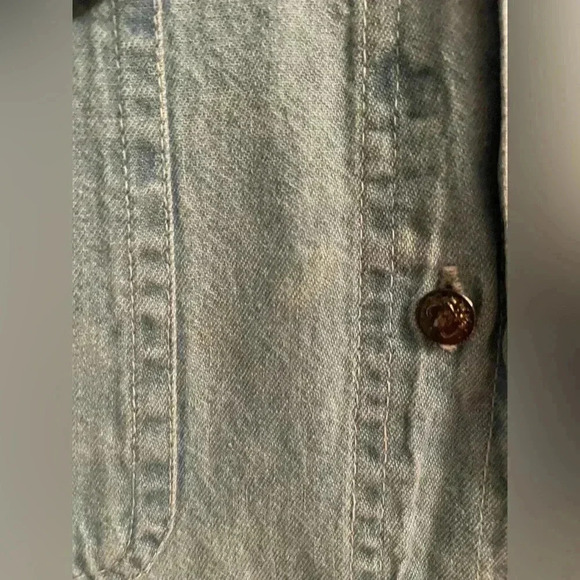 Tia Designs Women's Lightwash Denim Safari Button Up w/ Gold Animal Decals; L - Picture 10 of 11
